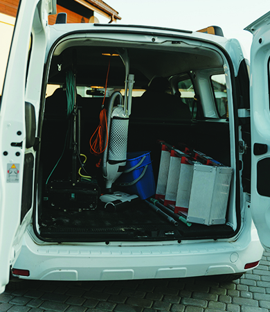 Van mit Reinigungsutensilien