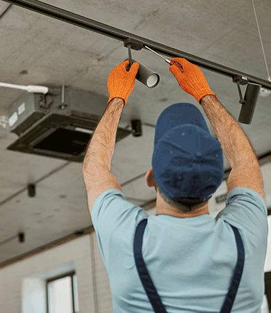 Reparatur einer Deckenlampe